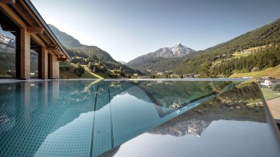 infinity_pool_sommer_soelden_summit_spa_hotel_das_