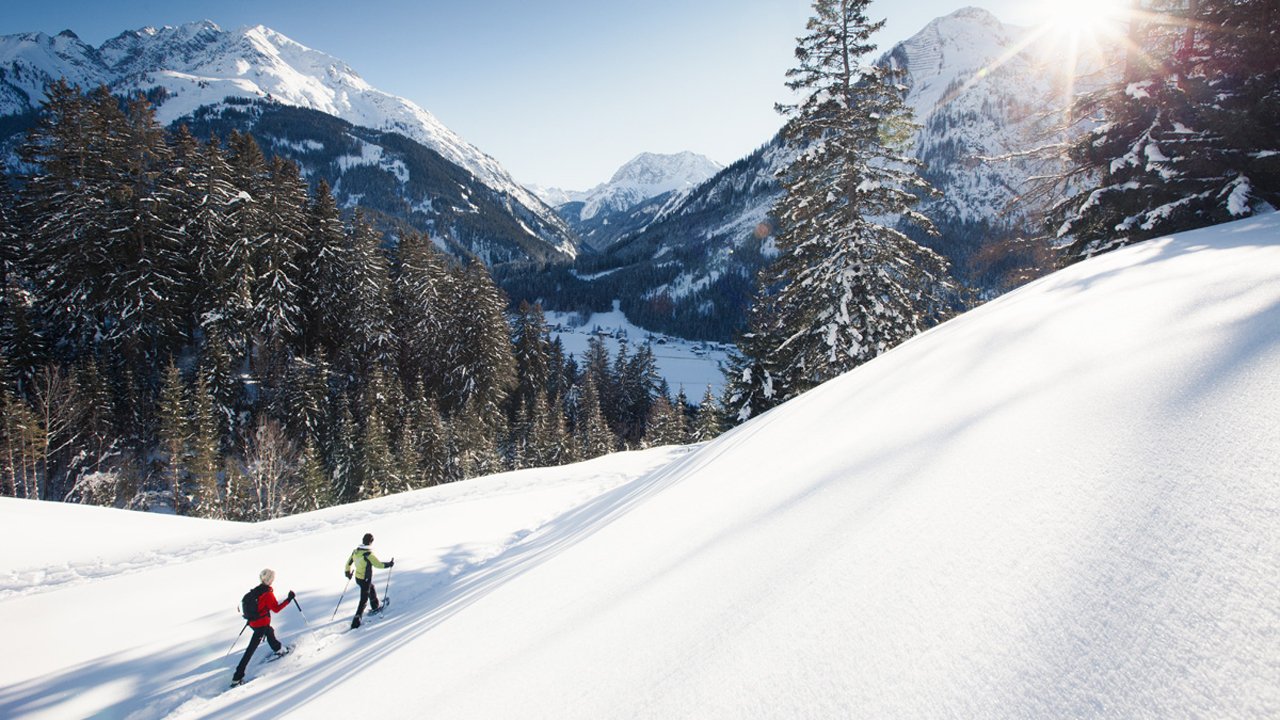 Snowshoe hiking in the Lechtal Valley, © Robert Eder