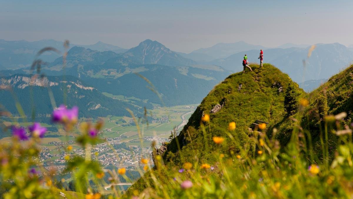 From June until October, qualified mountain and hiking guides organise free guided hikes in St. Johann in Tirol, Oberndorf, Kirchdorf and Erpfendorf. Speak to a member of staff at your accommodation or visit the tourist information centre to find out when and where the next hike will be taking place., © Region St Johann in Tirol/Franz Gerdl