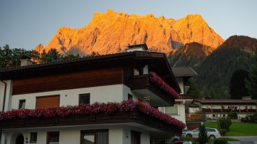 Haus Seeber mit Wetterstein im Abendlicht