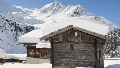 TVBStubaiTirol_AndreSchoenherr_WinterHut_01_300dpi