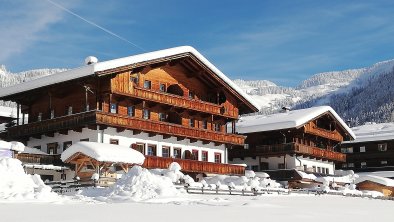 Moaeben Alpbach. Hausansicht mit Schatzbergblick, © Margit Klingler