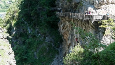 Familie auf Brückenanlage in der Galitzenklamm, © TVB Osttirol / Sam Strauss Fotografie