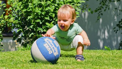 Kind mit Ball, © Lohmann