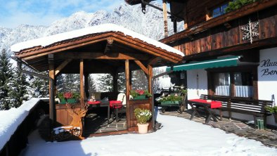 Terrasse im Winter im Bergwald, © Katharina Moser