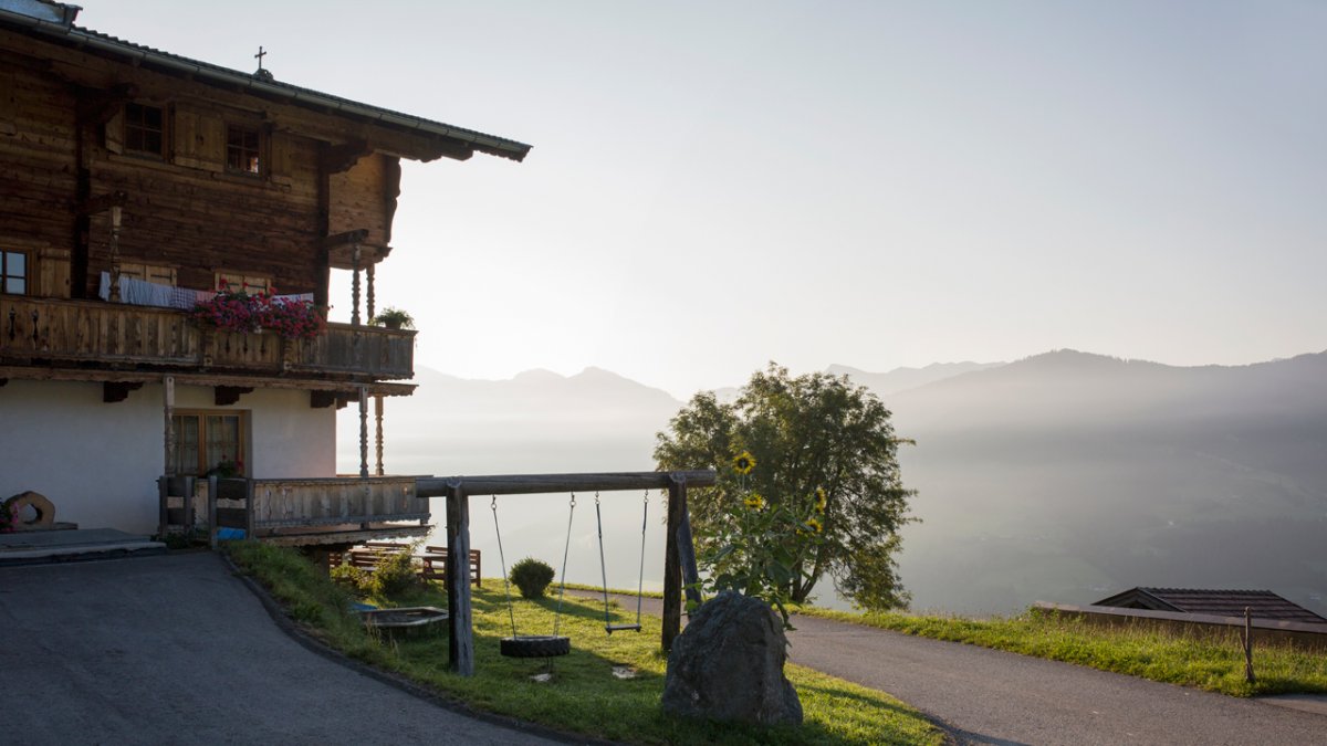 At almost 1,200 metres above sea level, the Flecklhof is the highest farm on the Markbachjoch., © Tirol Werbung/Lisa Hörterer