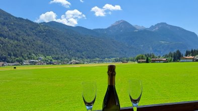 Blick vom Balkon zum See