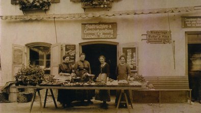 Vegetable shop in the house, ca. 1900