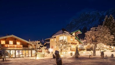 Dämmerung mit Wetterstein und Zugspitze