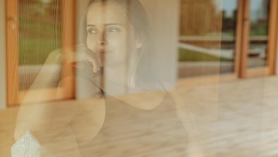 Frau an der Fensterbank in der Sauna, Haus Aerli-3