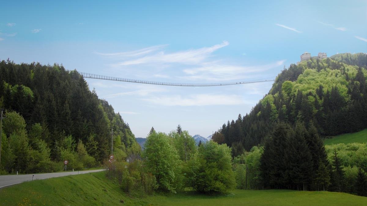 The “highline 179” footbridge over the Fernpassbundesstraße near Reutte measures a total of 406 metres, making it the longest footbridge in the world without any supporting pillars. It has earned a place in the Guinness Book of Records and is well worth a visit if you are not afraid of heights., © Naturparkregion Reutte/Strabag