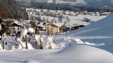 Blick auf das tief verschneite Wiesing