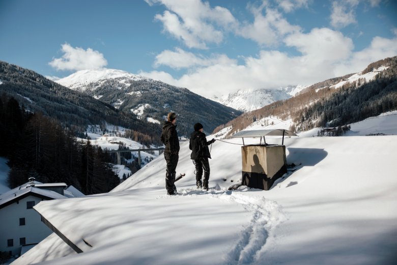 What a view! Simon and Elisa have to tread carefully on the snow-covered roofs of the Wipptal Valley.