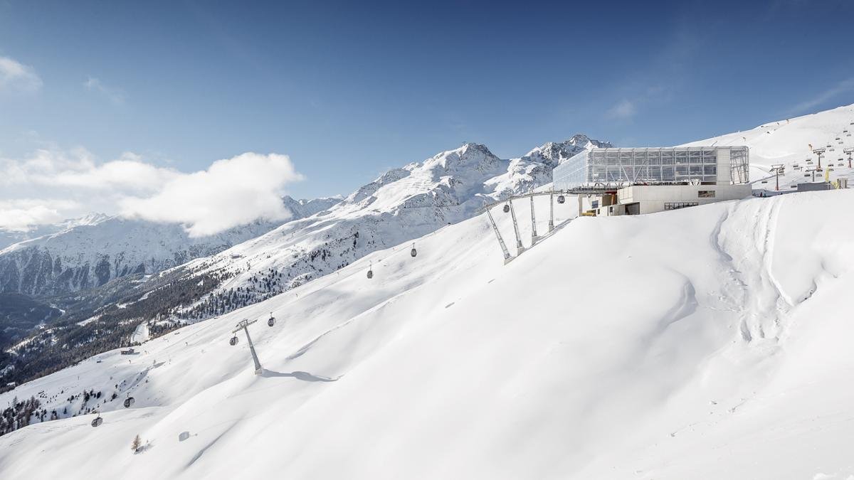 During the winter months skiers and snowboarders can explore six ski resorts with almost 90 lifts and cable cars. The high slopes, including some up to 3,250m, guarantee excellent snow conditions throughout the season., © Ötztal Tourismus