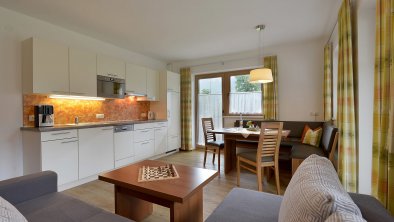 https://images.seekda.net/AT_MAYR_0018/Landhaus-Gradler-Mayrhofen-Burgstall-359-Andrea-Gredler-Ferienhaus-Appartement-Alpenroesschen-Veilchen-Wohnzimmer.jpg