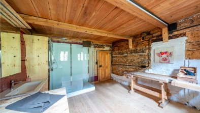 Großmutters Haus - bathroom with shower and workbench, © Kroner Realitäten GmbH