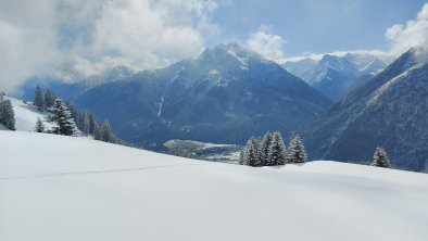 Blick vom Skigebiet Jöchelspitze nach Bach