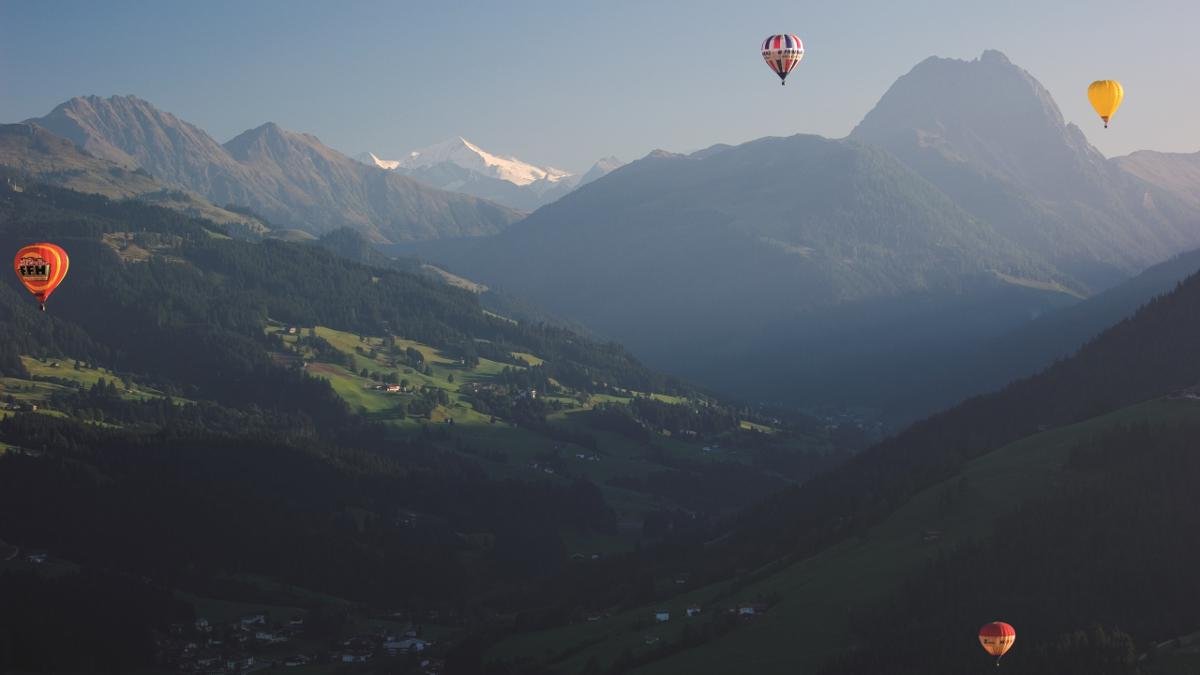 The international hot air balloon week in Kirchberg is an annual festival which attracts dozens of teams from around the world. Guests can also use the opportunity to see the world from a different perspective., © Albin Niederstrasser