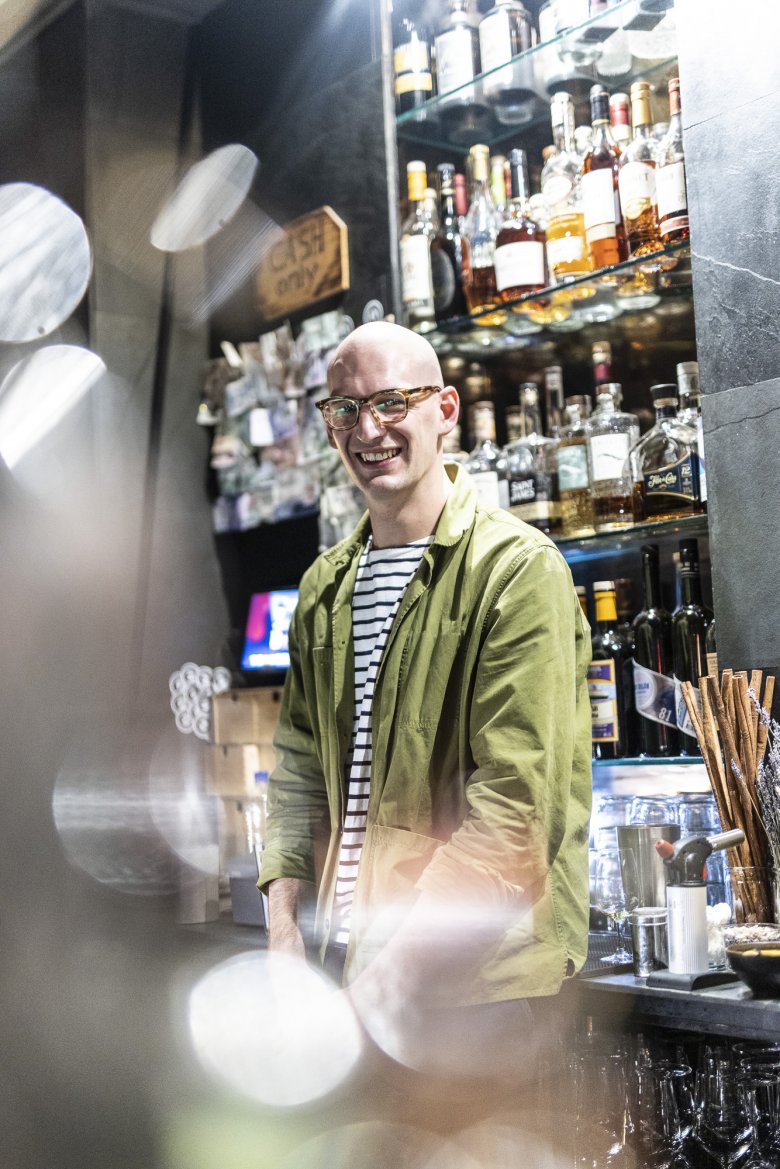 31-year-old Jakob Habel studied civil engineering. He demonstrates his penchant for precise construction at the bar. With the Zephyr Bar, where he has been working since 2019, he has already won several Mixology Bar Awards.