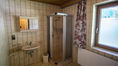 Badezimmer 2 mit Dusche und Waschbecken