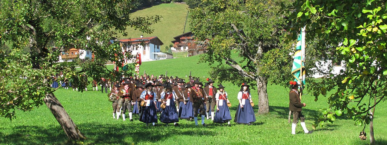 Deeply rooted in tradition, the grand parade on Harvest Festival Sunday is the highlight of the Wildschönau Krautinger Week, © Wildschönau Tourismus