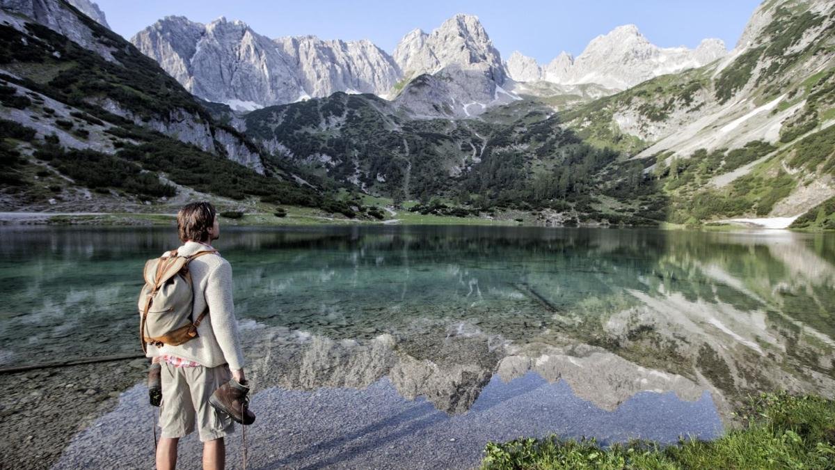 With its bright turquoise water and fantastic backdrop it is considered one of the most beautiful lakes in Tirol and is the perfect place for a refreshing dip on a hot summer's day., © Tiroler Zugspitz Arena | U. Wiesmeier