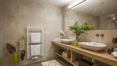 Badezimmer mit Doppelwaschbecken