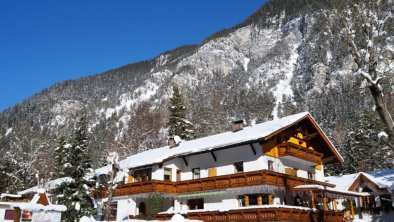 Gästehaus Almrausch_Außenansicht Winter