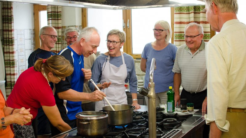 Cooking Class during the Health Walks in Wipptal Valley, © Joakim Strickner