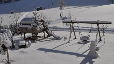 Verschneiter Spielplatz, © Neuhauser