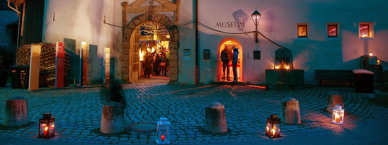 Oberland Advent: The festive and artistic-inspired entertainment with candles, torches and open fires sets the scene and mood at Landeck Castle, © Schloss Landeck/Sabine Wachter