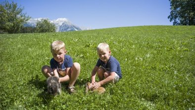 Kinder mit Hasen