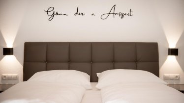 kleines-Auszeit-Apartment_Zimmer_Schrift