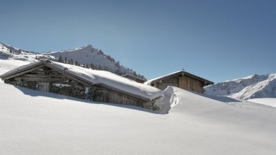 Urige-Alm-im-Winter_@AstnerStefan