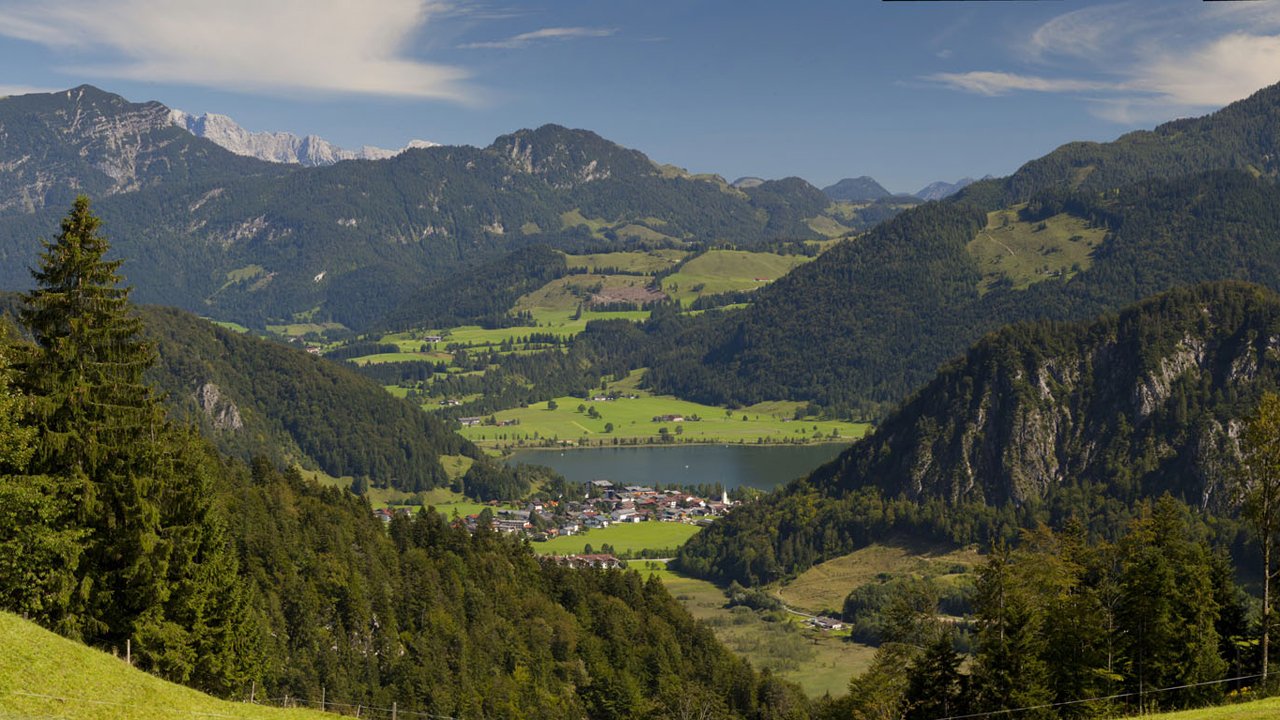 Looking towards Walchsee (lake and village) in the Kaiserwinkl region, © TVB Kaiserwinkl/Bernhard Bergmann