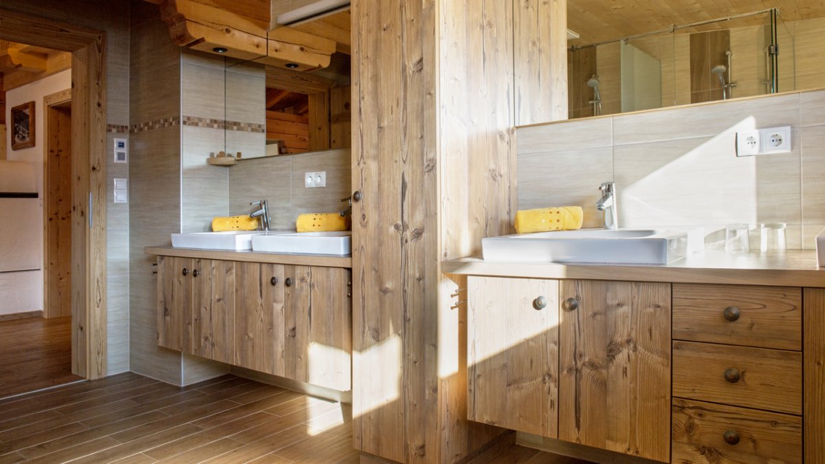 The largest suite, the Zillertal Alm, has a very spacious bathroom., © Tirol Werbung/Lisa Hörterer