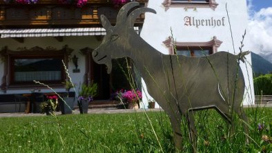 Alpenhof Terrasse mit Hausziege, © rm - alpenhof-obsteig