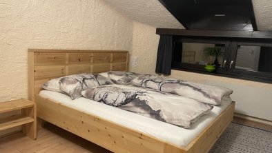 Schlafzimmer mit Zirbenbett