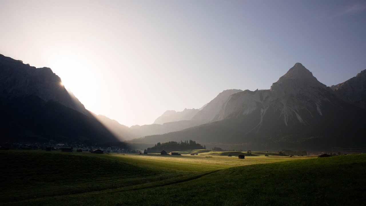 Sunrise in the Tiroler Zugspitz Arena, © Tirol Werbung/Bert Heinzlmeier