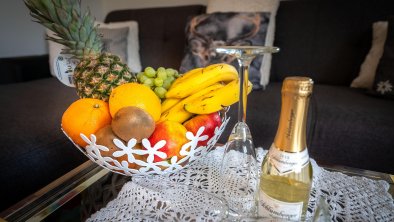 Begrüßungssekt oder Wein mit Obstkorb