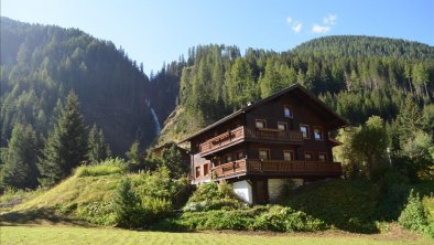 Haus mit Wasserfall