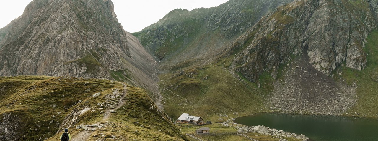 Heading along the Carnic High Trail to the Obstansersee Hütte, © Tirol Werbung / Sebastian Schels.