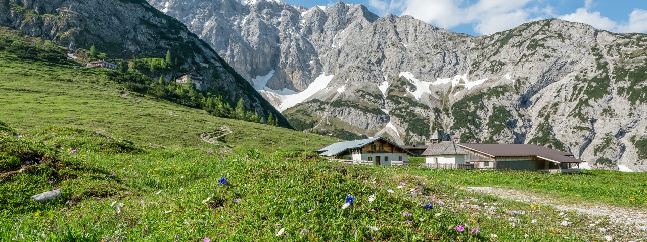 The Karwendelhaus hut with the surrounding Karwendel Mountains, © Region Seefeld / Stefan Wolf