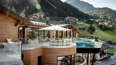 infinity_pool_sommer_summit_spa_hotel_das_central_