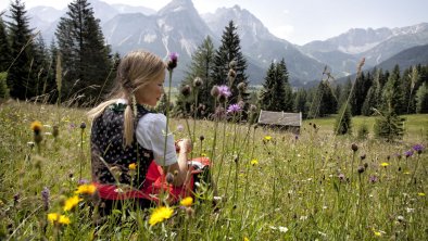 blumenwiese-frau-zugspitzarena