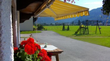 Terrasse mit Spielplatz