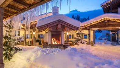 Jagdschlössl hotel - Courtyard with open fireplace