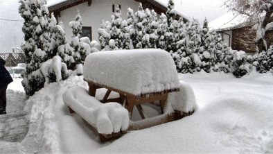 Apartment_Jeelli_picnic table_Winter