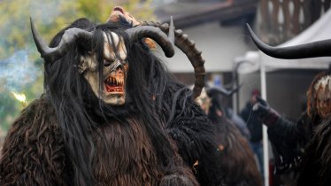 The devilish figures named "Krampus" are getting ready for the run, © Tirol Werbung / Lea Neuhauser