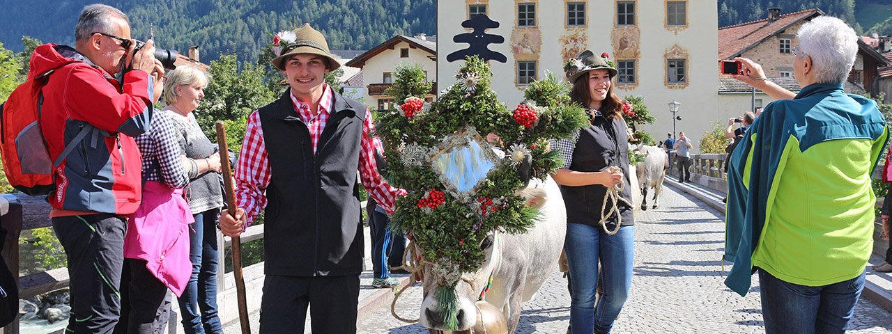 A must-see! In Pfunds, the herds parade across the Inn river and through the historic Bridge Tower, © TVB Tiroler Oberland / Kurt Kirschner